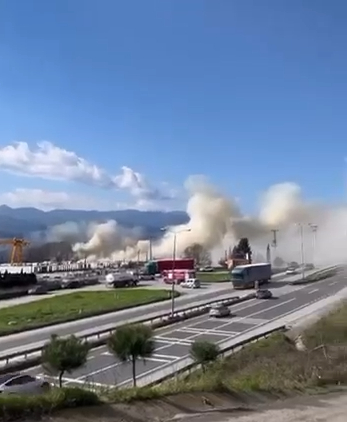 Fabrikada yangın; Yoğun duman D-100'ü sardı