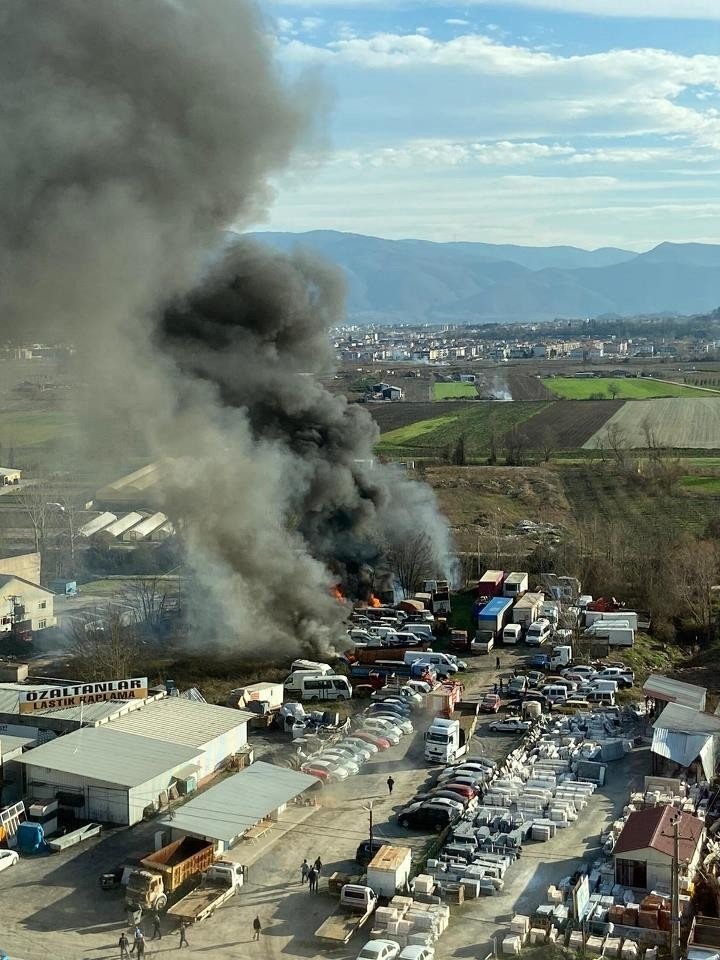 Yediemindeki 30’a yakın araç yandı