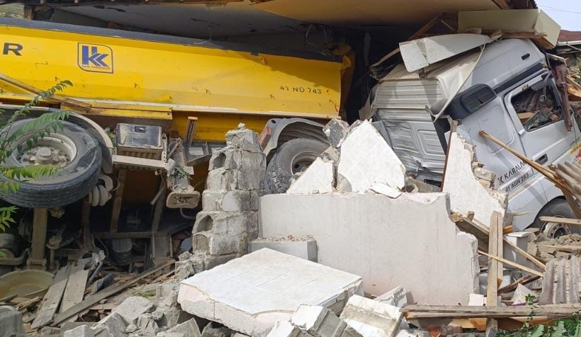 Facia teğet geçti: Hafriyat kamyonu eve daldı