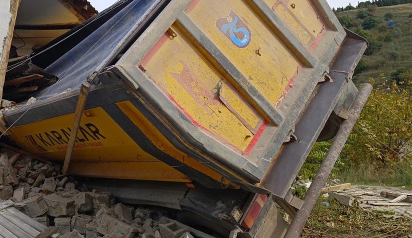 Facia teğet geçti: Hafriyat kamyonu eve daldı