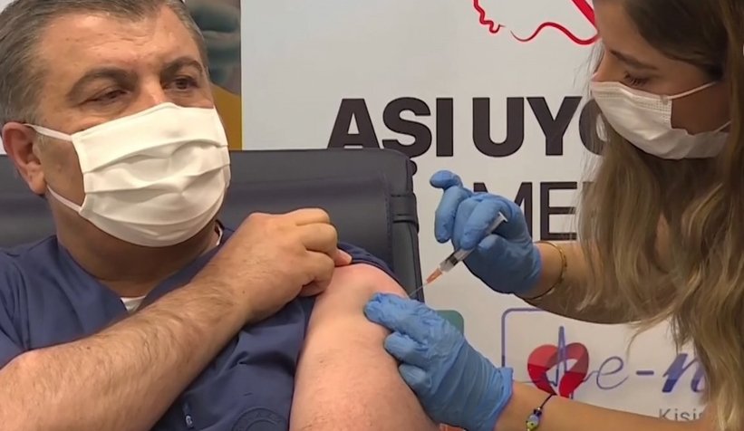 Fahrettin Koca hatırlatma dozunu Turkovac yaptırdı