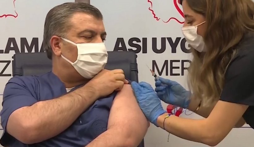 Fahrettin Koca hatırlatma dozunu Turkovac yaptırdı