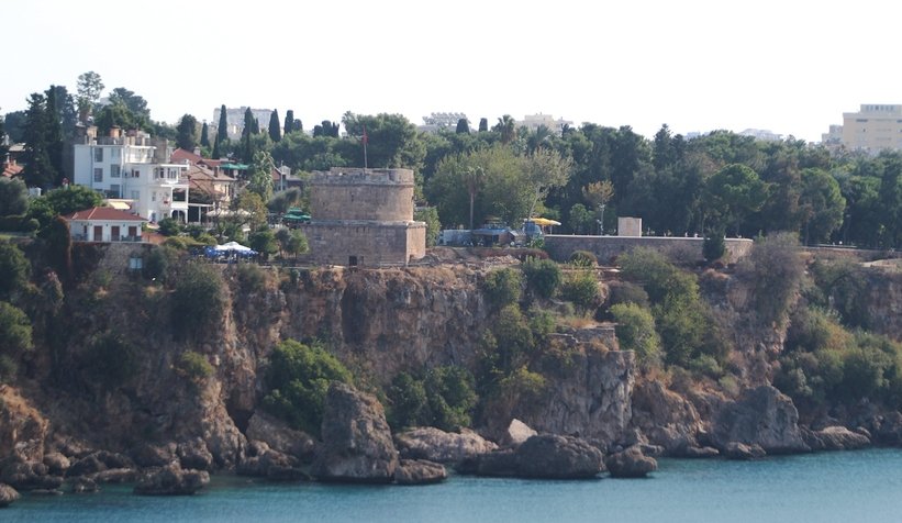Falezlerden düşerek ölmüştü, gözyaşları içinde toprağa verildi