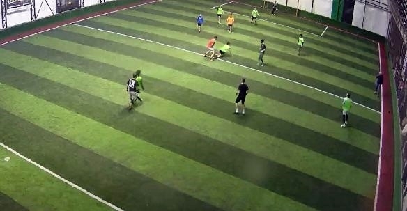 Faul sonrası halı saha boks ringine döndü