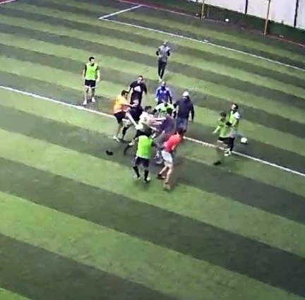 Faul sonrası halı saha boks ringine döndü