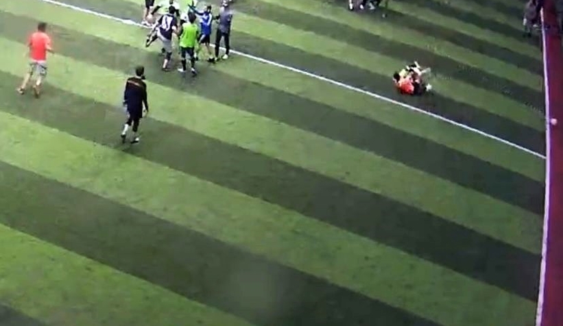 Faul sonrası halı saha boks ringine döndü