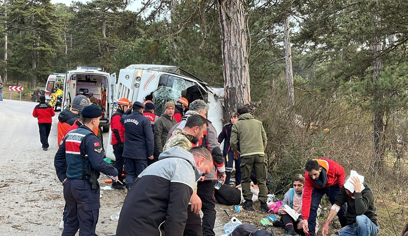 Feci kaza: Freni boşalan minibüs devrildi 14 yaralı