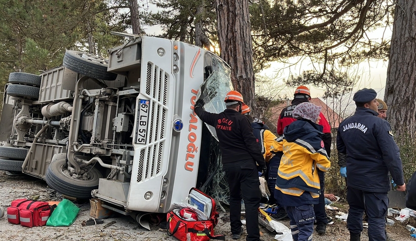 Feci kaza: Freni boşalan minibüs devrildi 14 yaralı