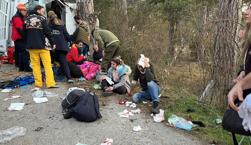 Feci kaza: Freni boşalan minibüs devrildi 14 yaralı