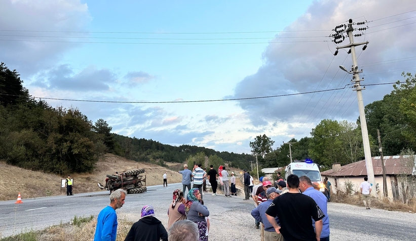 Feci kaza: Minibüsle traktör çarpıştı, 15 kişi yaralandı
