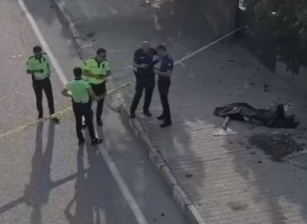 Feci kaza; Otomobil durağa daldı 1 ölü, 3 yaralı