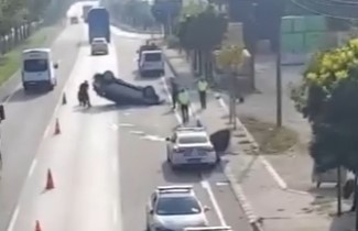 Feci kaza; Otomobil durağa daldı 1 ölü, 3 yaralı