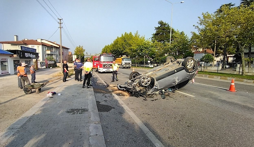 Feci kaza; Otomobil durağa daldı 1 ölü, 3 yaralı