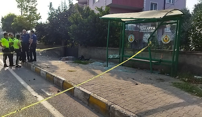 Feci kaza; Otomobil durağa daldı 1 ölü, 3 yaralı