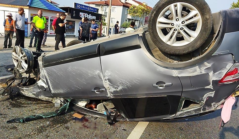 Feci kaza; Otomobil durağa daldı 1 ölü, 3 yaralı