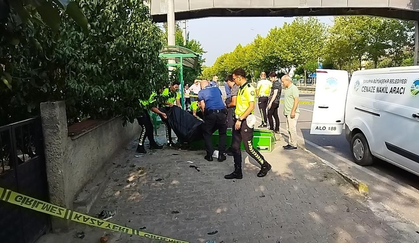 Feci kaza; Otomobil durağa daldı 1 ölü, 3 yaralı