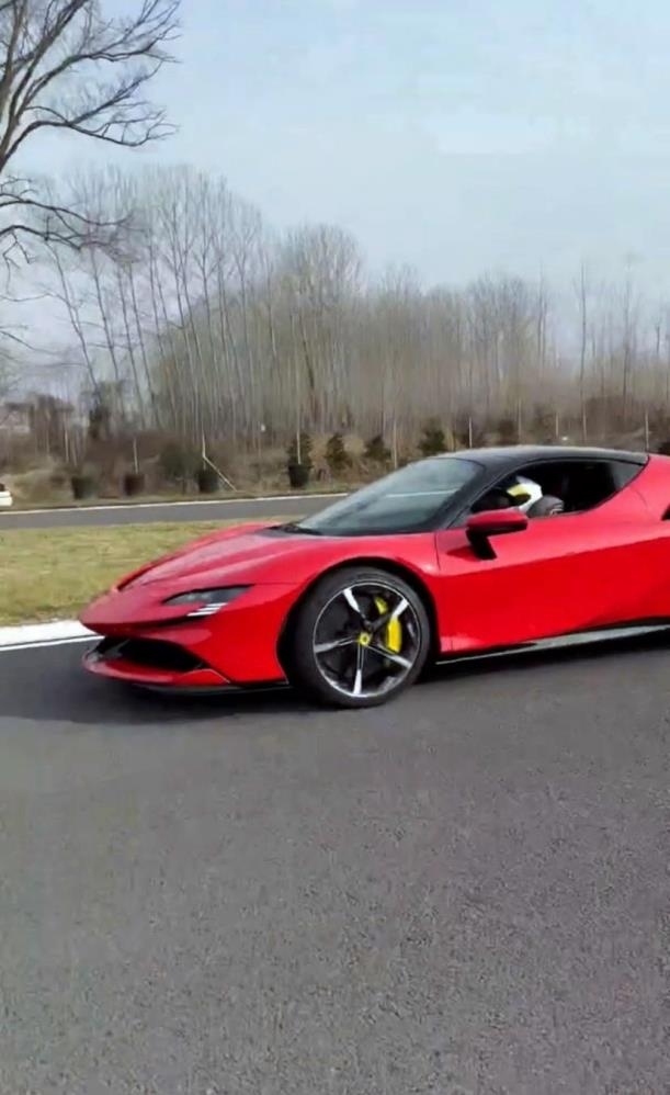 ferrariyi-oyuncak-arac-gibi-kullandicfd4s0d0ae