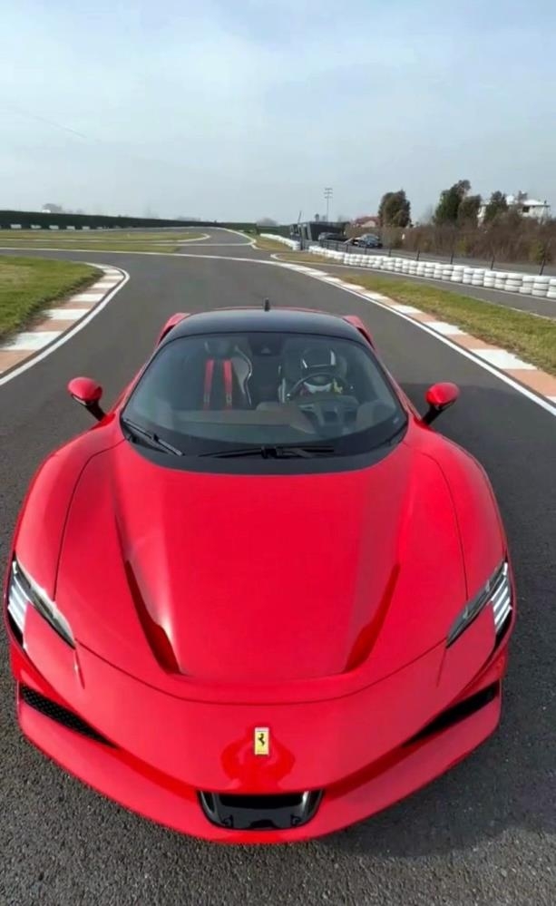 ferrariyi-oyuncak-arac-gibi-kullandicfd4s0d0ae