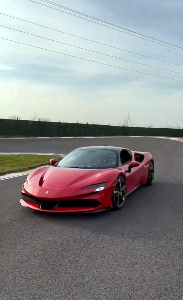 ferrariyi-oyuncak-arac-gibi-kullandicfd4s0d0ae
