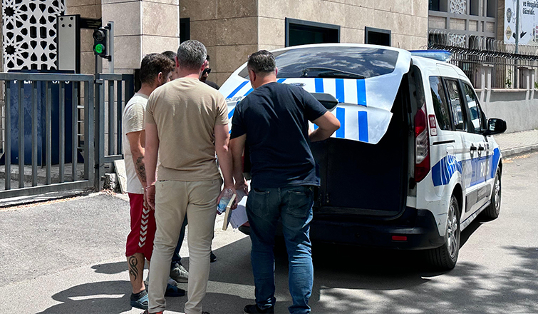 Teröre Geçit Yok: Akyazı Polisi FETÖ üyesini evinde Yakaladı