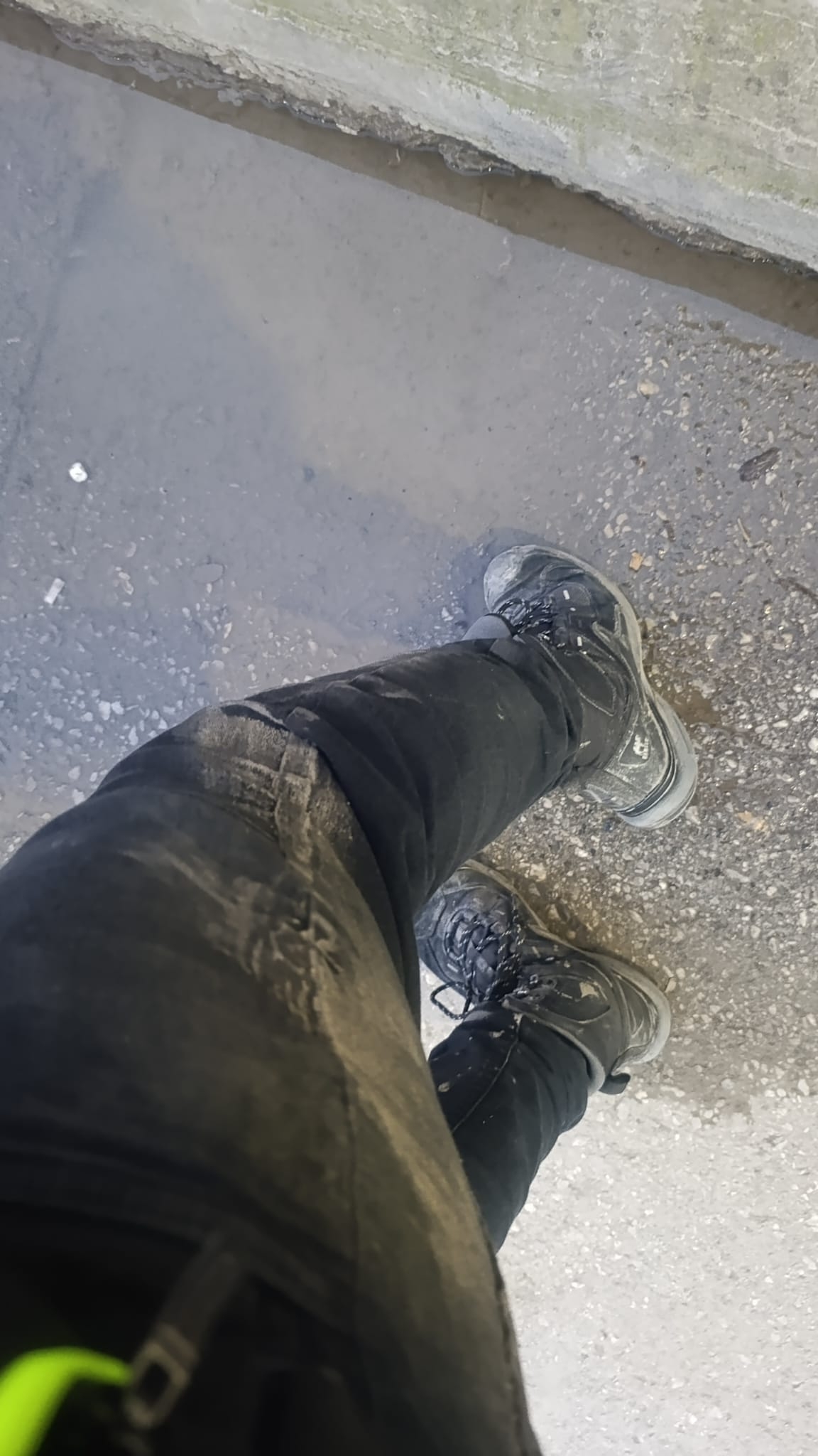 Fiber çalışması sonrası oluşan çukur motosikletliyi düşürdü