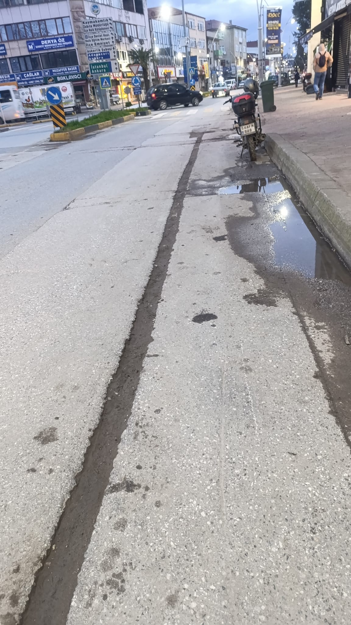 Fiber çalışması sonrası oluşan çukur motosikletliyi düşürdü