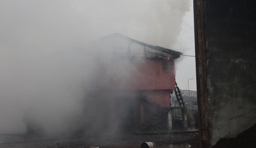 Fidanlıktaki depo alev alev yandı