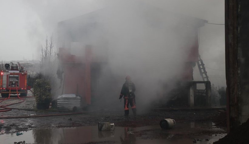 Fidanlıktaki depo alev alev yandı