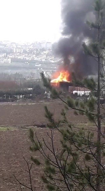 Fidanlıktaki depo alev alev yandı