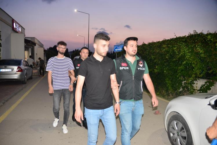 final-macinda-mesaleleri-tribundeki-taraftarlara-ulastiran-2-kisi-gozaltindatvdtsddmsm