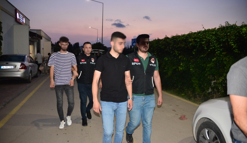 final-macinda-mesaleleri-tribundeki-taraftarlara-ulastiran-2-kisi-gozaltindatvdtsddmsm