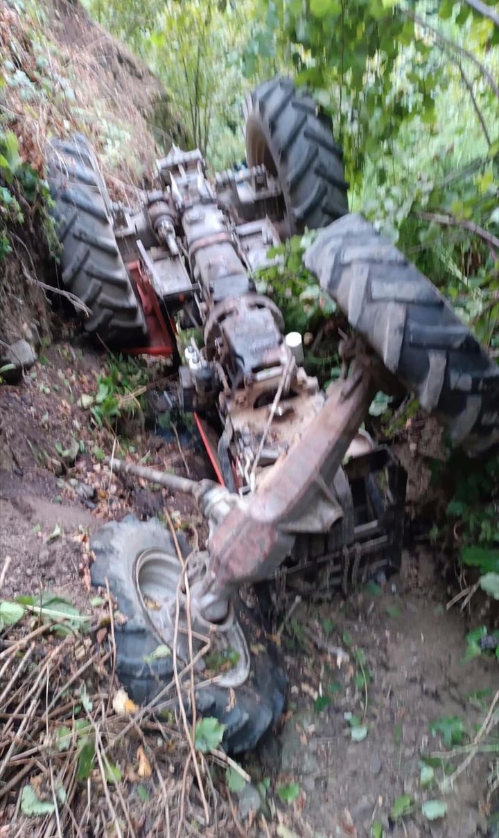 findik-bahcesinde-traktor-devrildi-1-oluqm1yeu1zqt