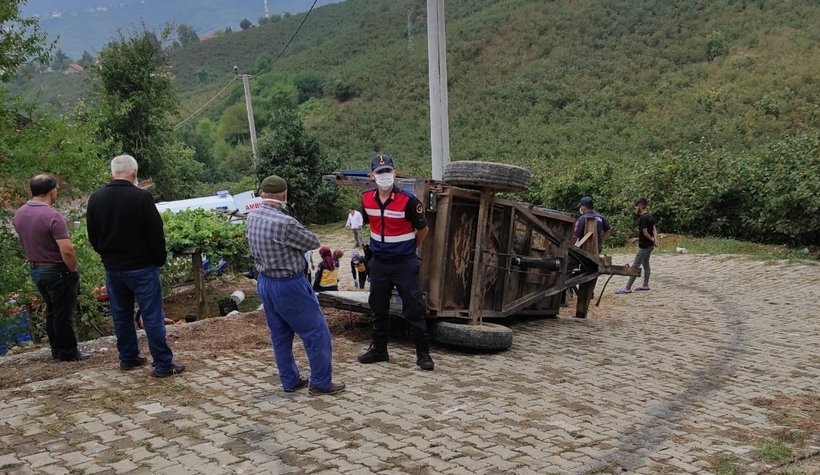 Fındık işçileri taşıyan traktör devrildi: 15 yaralı