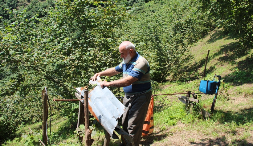 Fındıklığını yaban hayvanlarından korumak için düzenek yaptı