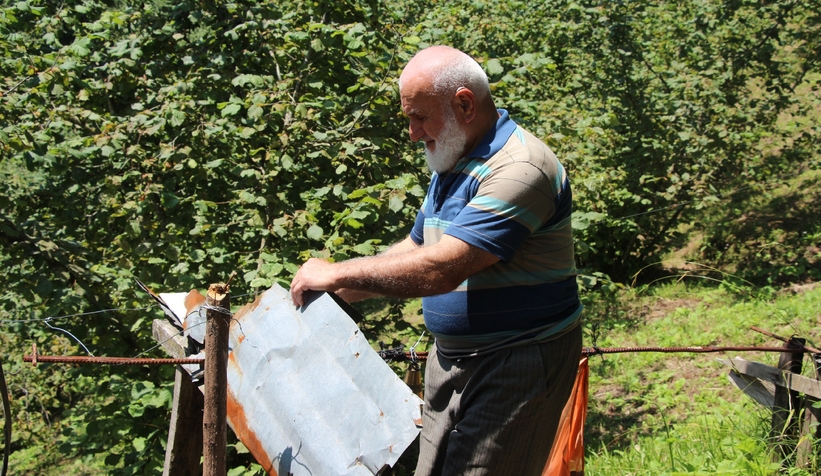 Fındıklığını yaban hayvanlarından korumak için düzenek yaptı