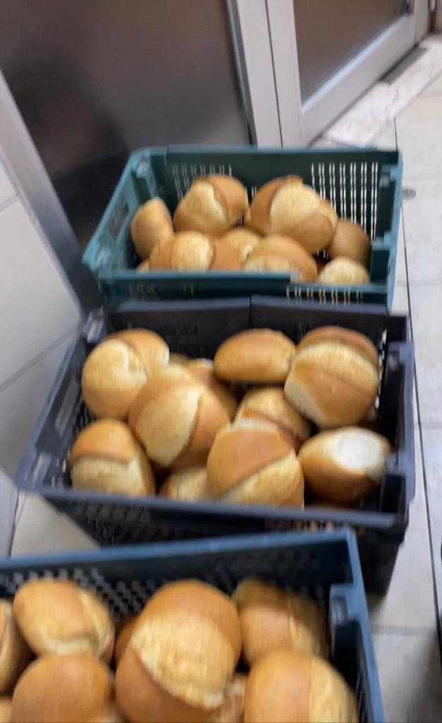 firindaki-tum-ekmekleri-satin-alip-depremzedelere-yolladitjl0udqwvs