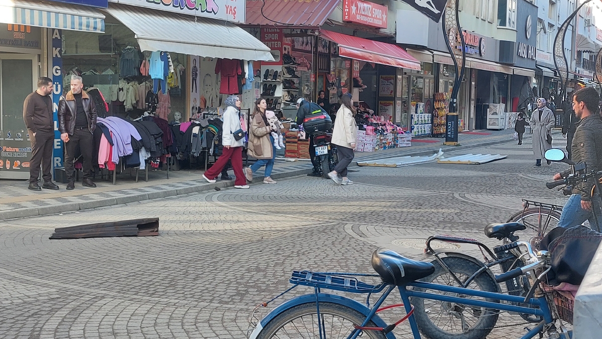 Fırtına Akyazı'da çatıları uçurdu