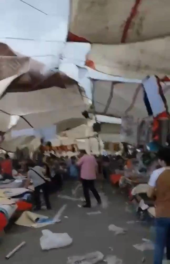Fırtına Çarşamba Pazarı'nı uçurdu