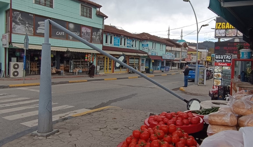 Fırtına direği yıktı