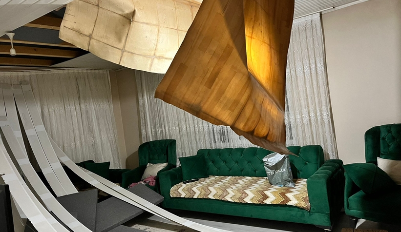 Fırtına evin çatısını uçurdu