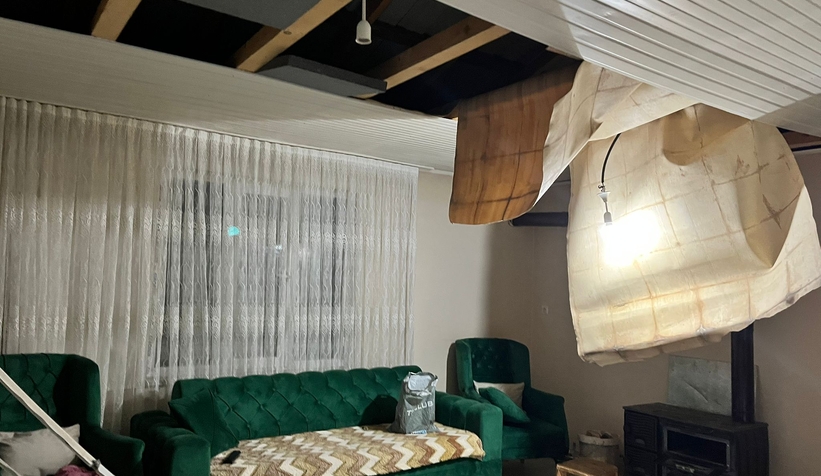 Fırtına evin çatısını uçurdu