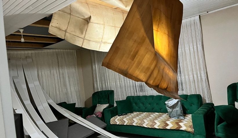 Fırtına evin çatısını uçurdu