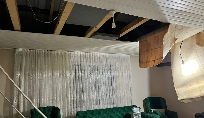 Fırtına evin çatısını uçurdu