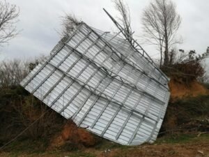 Fırtına evin çatısını uçurdu