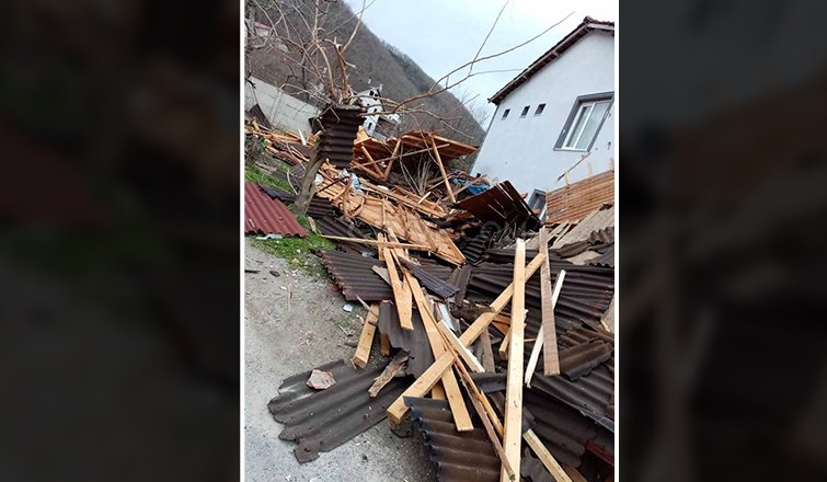 Fırtına Geyve'de evin çatısını uçurdu