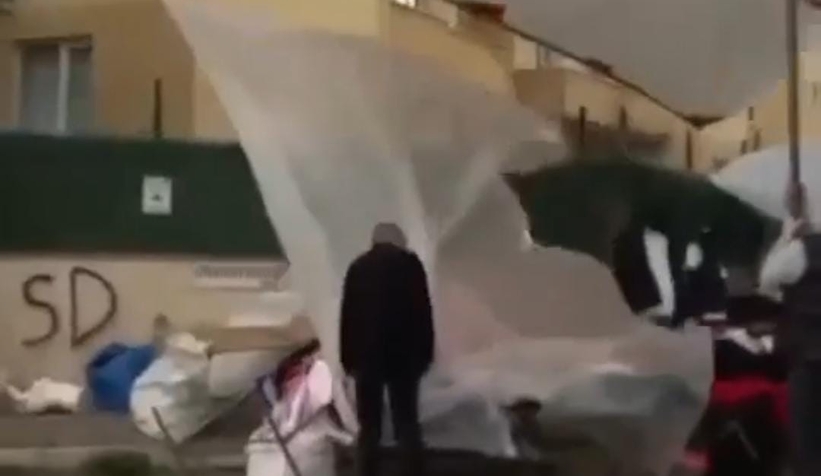 Fırtına pazar yerini dağıttı