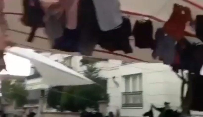 Fırtına pazar yerini dağıttı