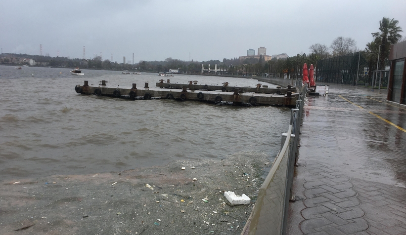 Fırtına sonrası denizde kirlilik oluştu