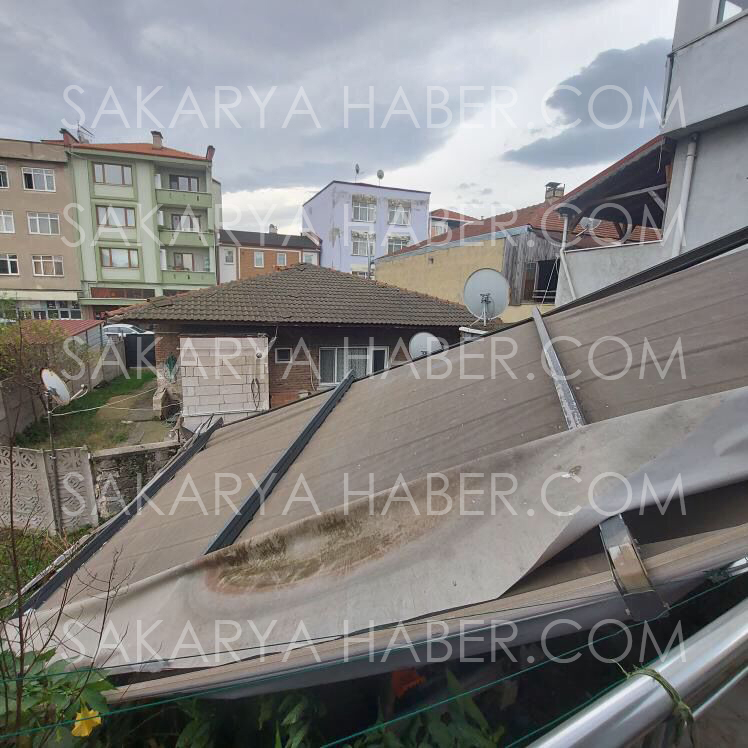 Fırtınada evin çatısı uçtu