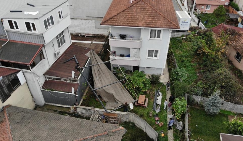 Fırtınada evin çatısı uçtu